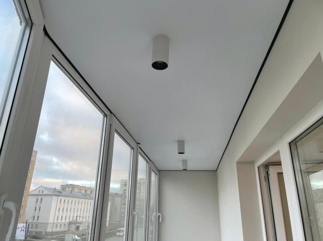 Tavan Extensibil pe Balcon: Îngheață sau Rezistă? Adevărul